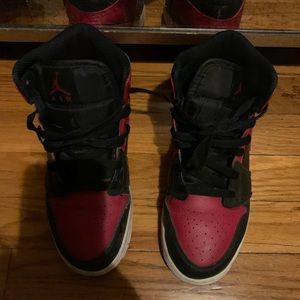 Air Jordan mid 1s